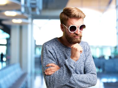 sarışın adam kızgın ifade ile