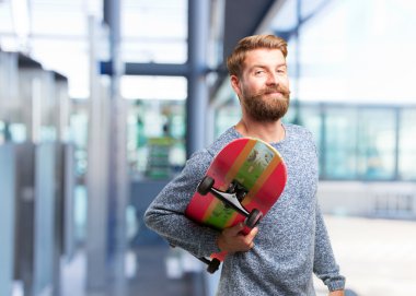 kaykay ile sarışın adam