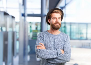 sarışın adam mutlu ifade ile