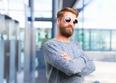 sarışın hipster adam mutlu ifade ile