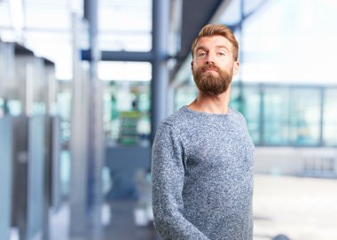 sarışın adam mutlu ifade ile