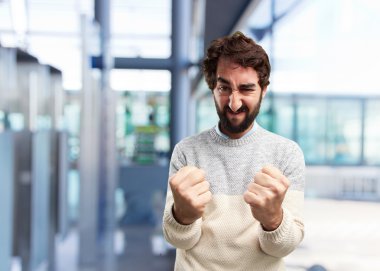 mutlu ifade ile genç deli adam