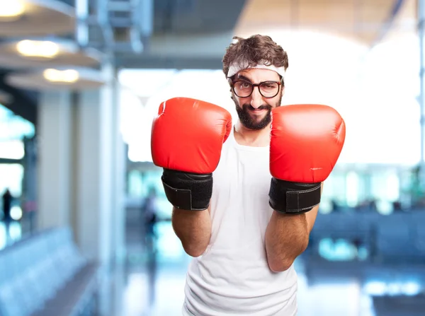 Божевільний спортсмен в боксерських рукавичках — стокове фото