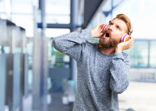 Człowiek słuchania muzyki w słuchawkach — Zdjęcie stockowe