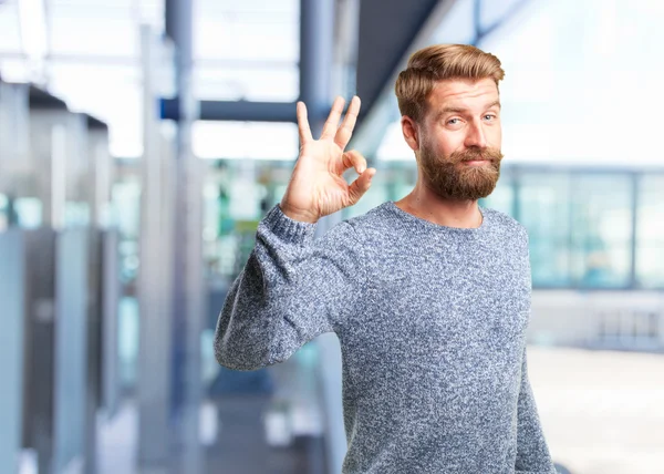 Blonder Mann mit glücklichem Gesichtsausdruck — Stockfoto