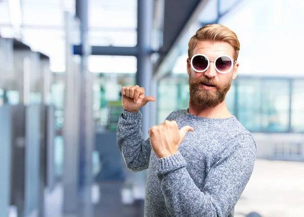 Blond hipster man met gelukkig expressie — Stockfoto