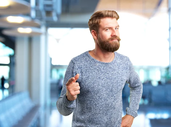 Blonder Mann mit wütender Miene — Stockfoto