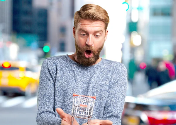 Blonder Hipster-Mann mit Einkaufswagen — Stockfoto