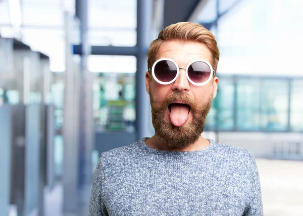 Blond hipster man met gelukkig expressie — Stockfoto