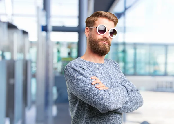 Sarışın hipster adam mutlu ifade ile — Stok fotoğraf