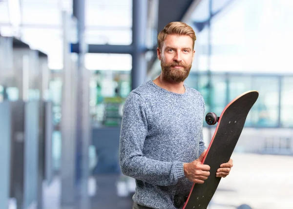 Blonde man med skateboard — Stockfoto