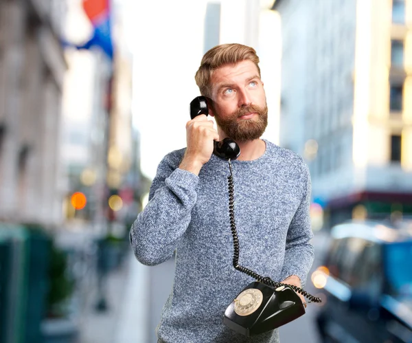 Jeune homme avec téléphone rétro — Photo