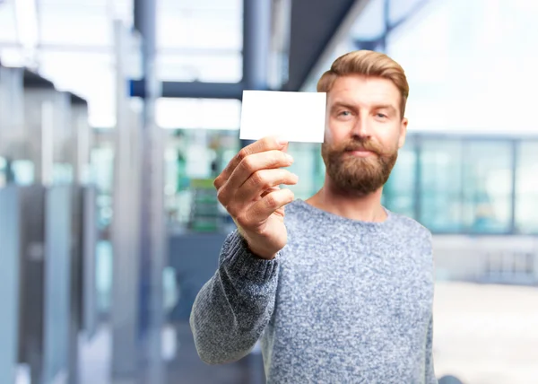 Homem hipster loiro com cartão branco — Fotografia de Stock