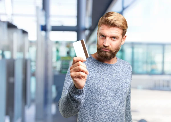 Hombre hipster rubio con tarjeta de crédito —  Fotos de Stock