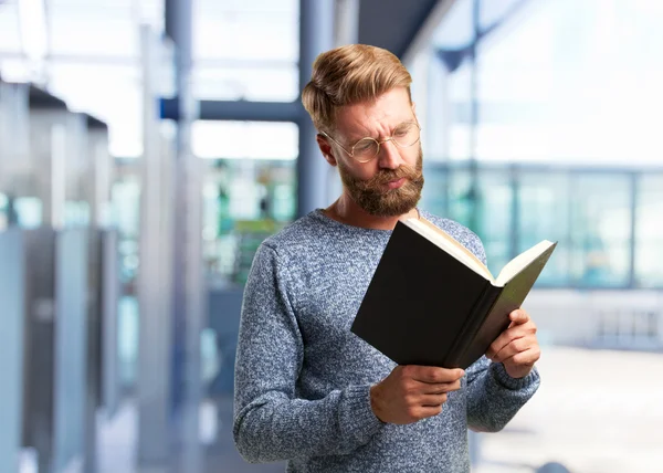 Biondo hipster uomo con un libro — Foto Stock