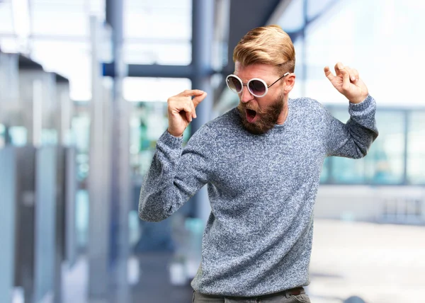 Blonder Hipster mit glücklichem Gesichtsausdruck — Stockfoto