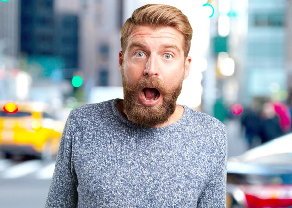 Blonder Hipster mit überraschtem Gesichtsausdruck — Stockfoto