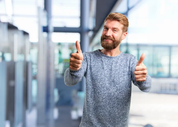 Blonde man med glad uttryck — Stockfoto