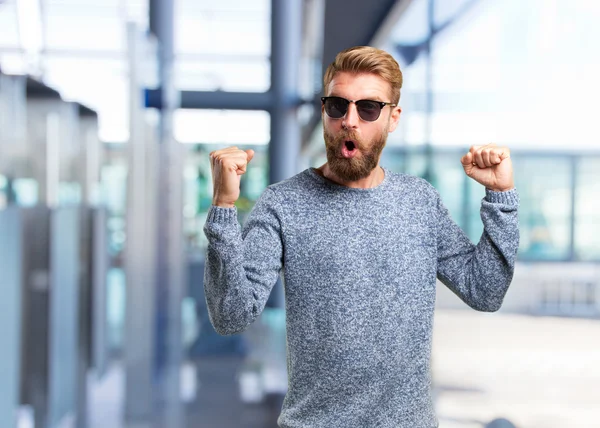 Blonde man met gelukkig expressie — Stockfoto