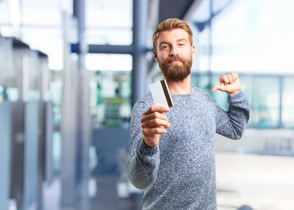 Hombre hipster rubio con tarjeta de crédito — Foto de Stock