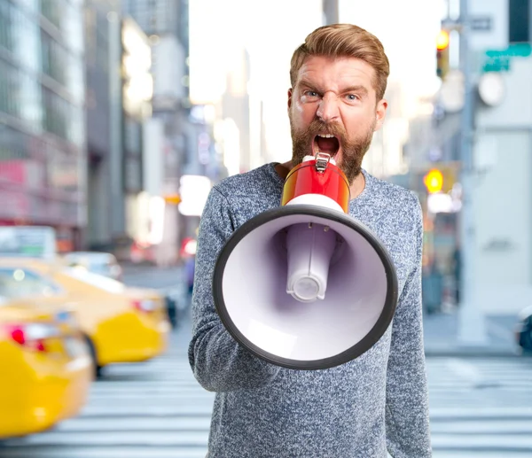 Homem loiro com megafone — Fotografia de Stock