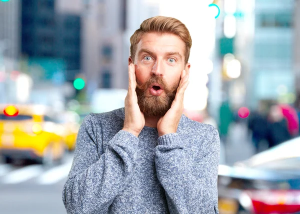 Blonder Hipster mit überraschtem Gesichtsausdruck — Stockfoto