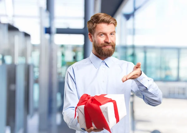 Hombre rubio con caja de regalo — Foto de Stock