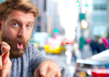 sarışın hipster sürpriz ifade ile