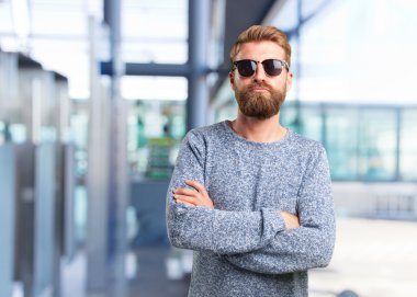 sarışın adam mutlu ifade ile