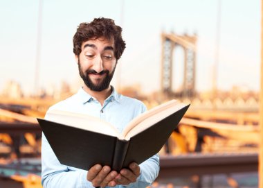 Açık kitap ile genç işadamı