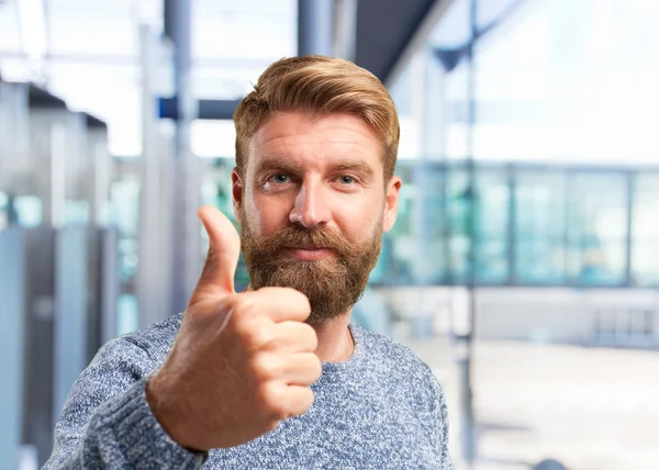 Blond man med glad uttryck — Stockfoto