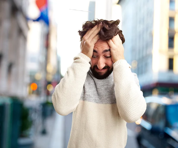 Jeune homme fou avec expression inquiète — Photo