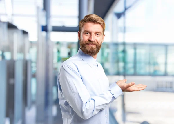 Blonder Mann mit glücklichem Gesichtsausdruck — Stockfoto