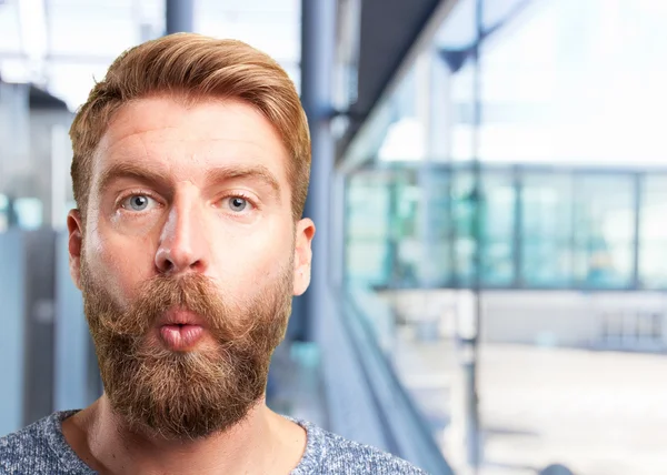 Blonder Mann mit glücklichem Gesichtsausdruck — Stockfoto