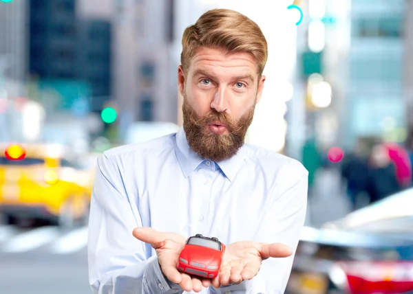 Hombre hipster rubio con coche rojo —  Fotos de Stock