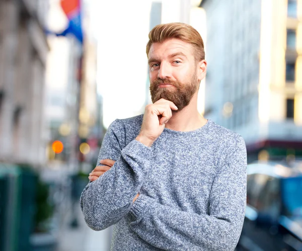 Junger Mann mit besorgtem Gesichtsausdruck — Stockfoto