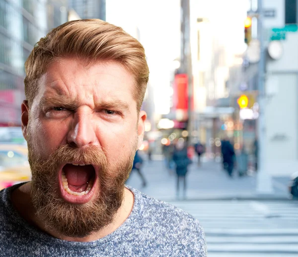 Blonder Mann mit wütender Miene — Stockfoto