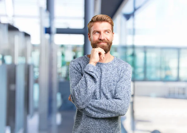 Blonde man med glad uttryck — Stockfoto