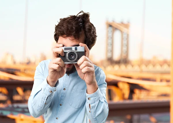 Jungunternehmer mit Retro-Kamera — Stockfoto