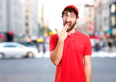 genç adam üzgün bir ifade ile