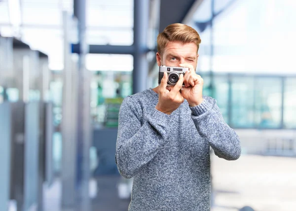 Blonde man med retro kamera — Stockfoto