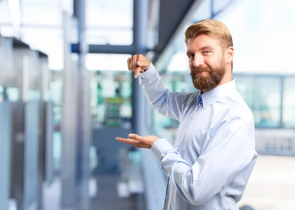 Blonder Mann mit glücklichem Gesichtsausdruck — Stockfoto