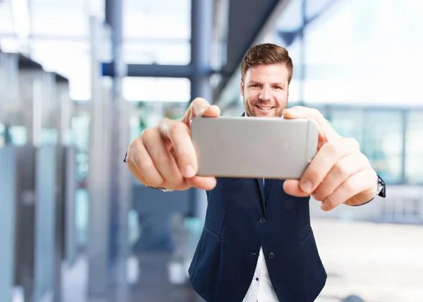 Jonge zakenman met mobiele telefoon — Stockfoto