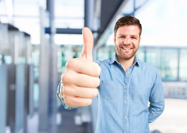 Jonge zakenman met gelukkig expressie — Stockfoto