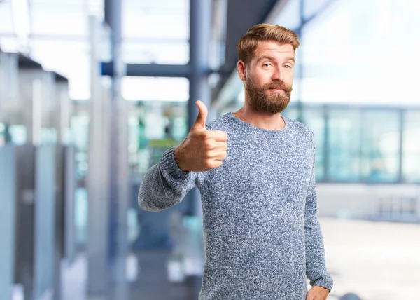 Homem loiro com expressão feliz — Fotografia de Stock