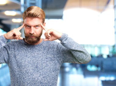 sarışın adam kızgın ifade ile