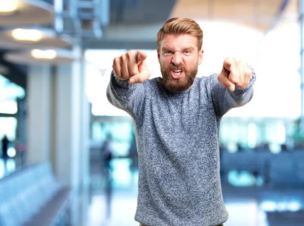 Uomo biondo con espressione arrabbiata — Foto Stock