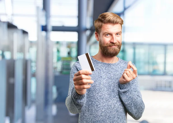 Loiro hipster homem com cartão de crédito — Fotografia de Stock