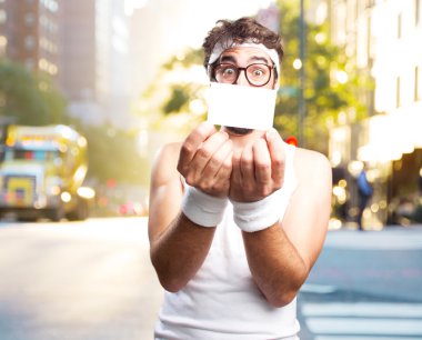 İsim kartı ile genç deli sporcu