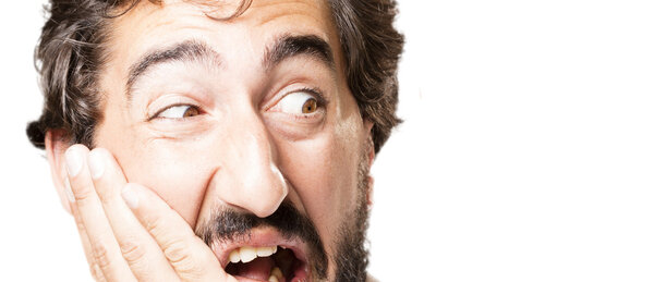 молодой человек с будильником
